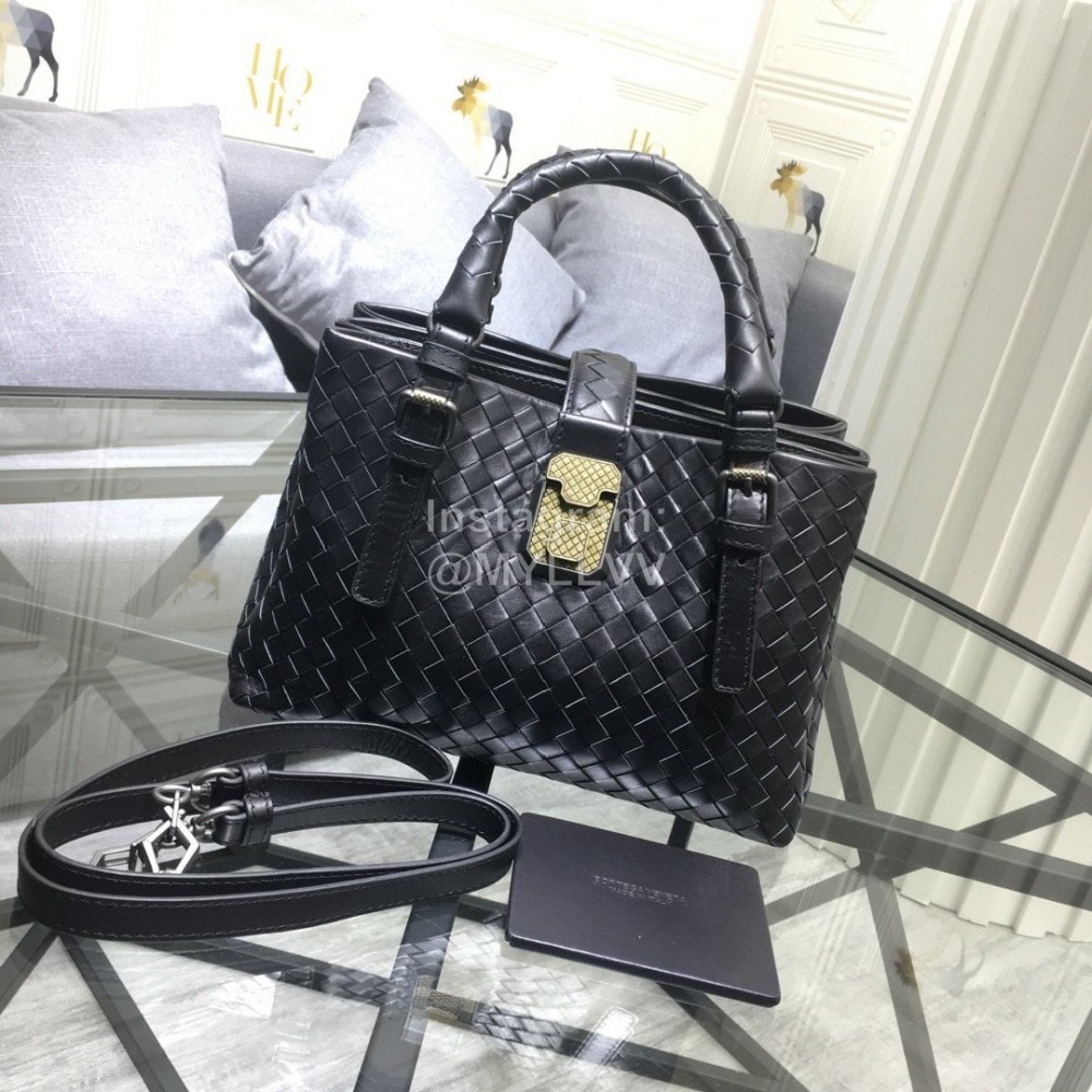 Bottega Veneta leather woven handbag messenger bag for women black