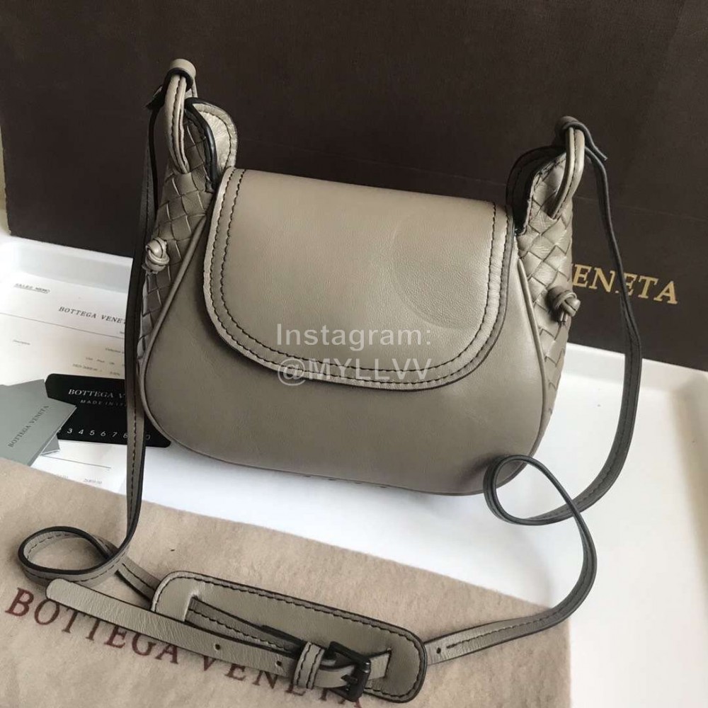 Bottega Veneta Fashionable Lambskin Woven Messenger Bag For Women Gray