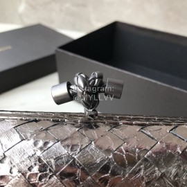 Bottega Veneta Fashionable Cowhide Knitting Party Bag Silver