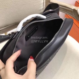 Bottega Veneta Fashionable Cowhide Chest Bag Waist Bag Black