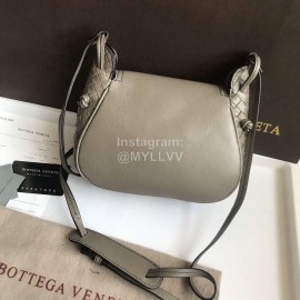 Bottega Veneta Fashionable Lambskin Woven Messenger Bag For Women Gray