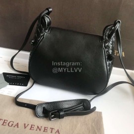Bottega Veneta Fashionable Lambskin Woven Messenger Bag For Women Black