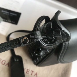 Bottega Veneta Fashionable Lambskin Woven Messenger Bag For Women Black