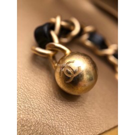 Chanel 2020 Kiss Lock Bag Lambskin Clip Chain Bag Medium As1886