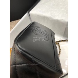 Chanel 2020 Kiss Lock Bag Lambskin Clip Chain Bag Medium As1886