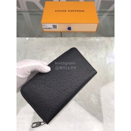 Louis Vuitton Elegant Leather Zipper Medium Wallet Black M30513