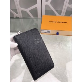 Louis Vuitton Elegant Leather Zipper Medium Wallet Black M30513
