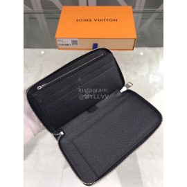 Louis Vuitton Elegant Leather Zipper Medium Wallet M60632