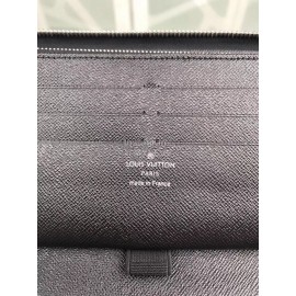 Louis Vuitton Elegant Leather Zipper Medium Wallet M60632