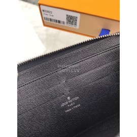 Louis Vuitton Elegant Leather Zipper Medium Wallet M32822
